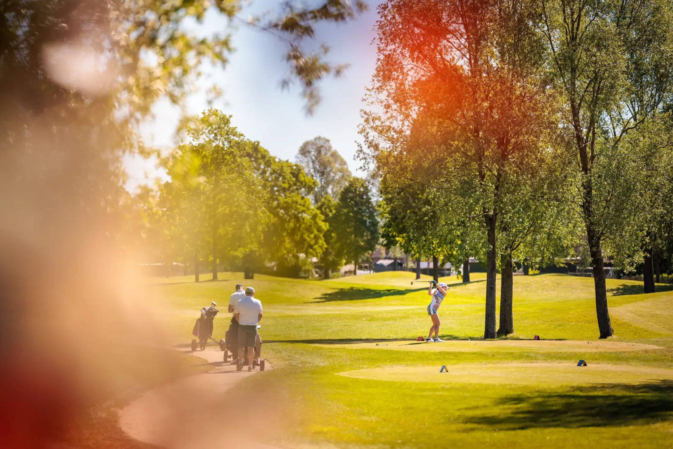 Golfers op de baan met publiek langs de fairway