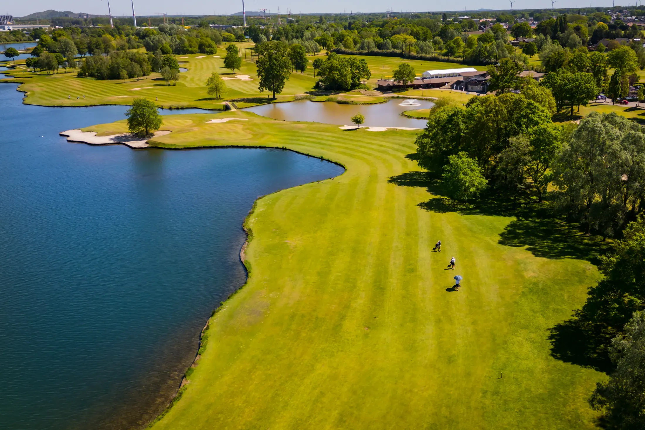 Groep golfers na de ronde bij het clubhuis