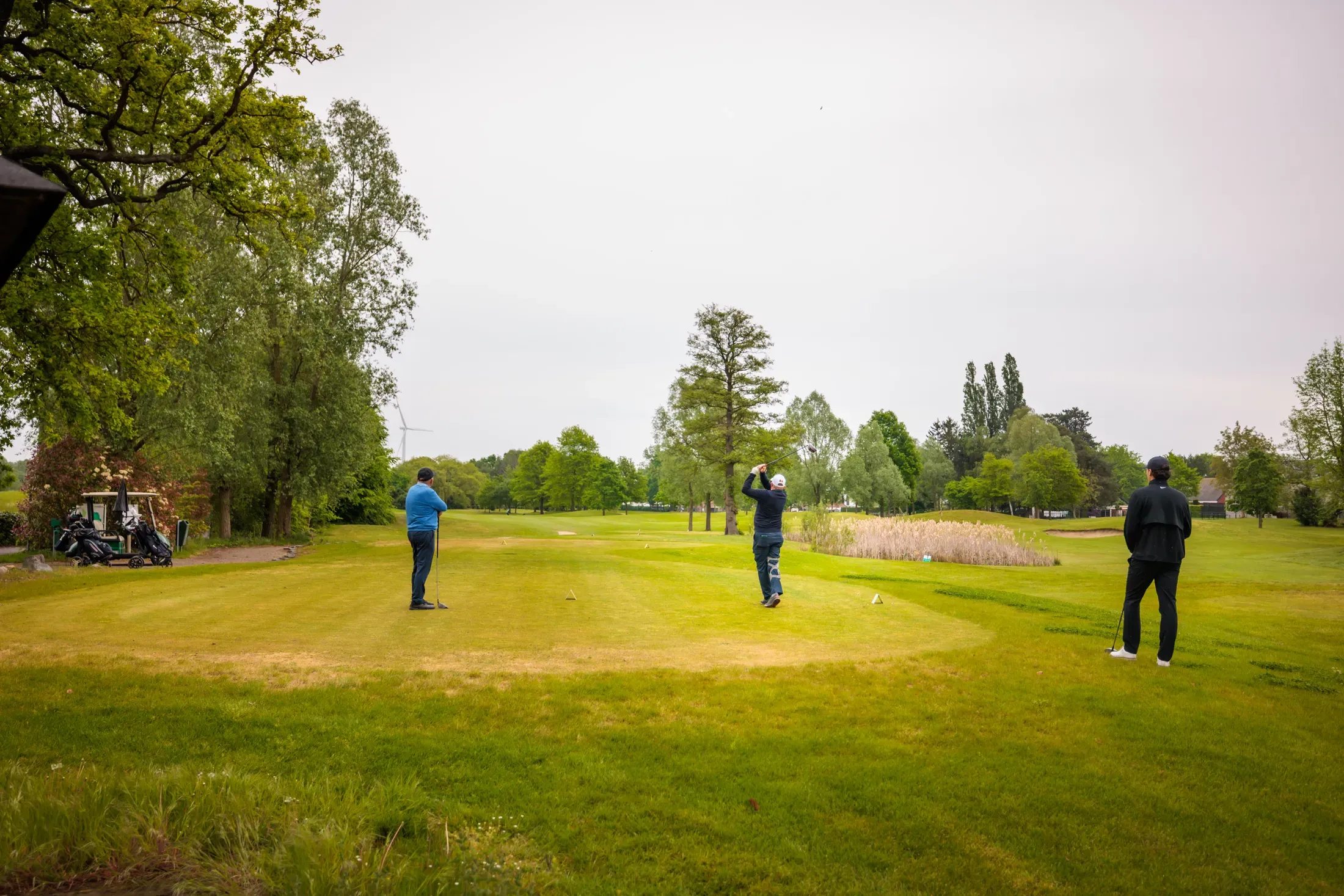 Golfer op de green met het meer op de achtergrond