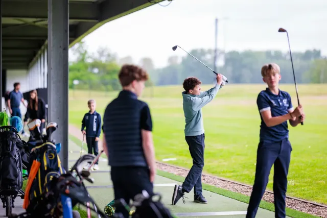 Golfer in aanloop op de tee